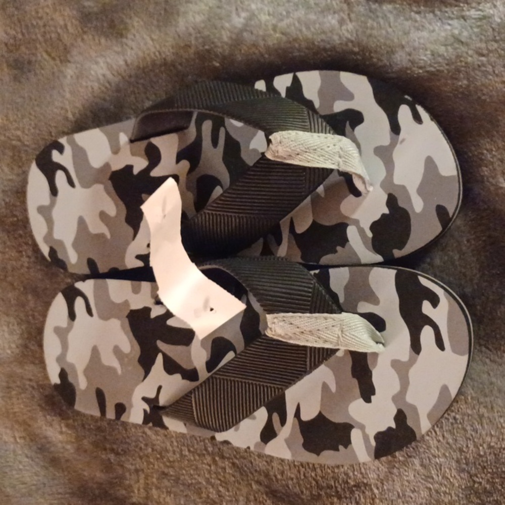 NWT BOYS BALENCE BLACK CAMO FLIP FLOPS SIZE 13/1